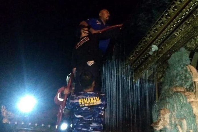 Atap Pelinggih Di Pura Manik Tirta Terbakar 1