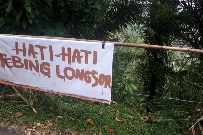 Diguyur Hujan Lebat, Akses Jalan Alternatif Tegenan Ke Batusesa Amblas 1