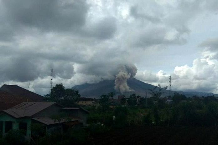 Gunung Sinabung Luncurkan Abu Sejauh Seribu Meter 1