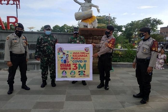 Tim Satgas Yustisi Edukasi Pengunjung Alun Alun Gianyar 1