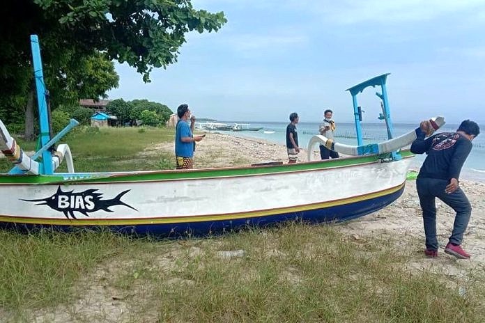 Jadi Korban Tabrak Lari, Dua Nelayan Bertahan Di Atas Jukung Terbalik Di Perairan Nusa Penida 1