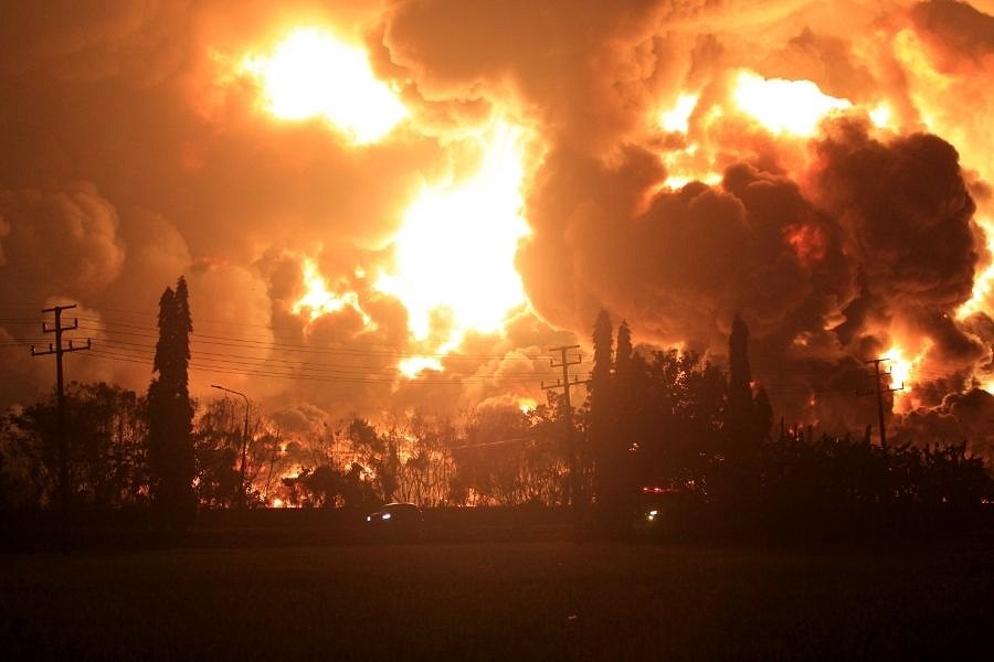 Kilang Pertamina di Balongan Terbakar, Puluhan Orang Alami ...
