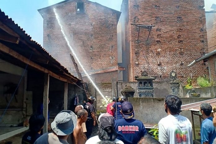 Rumah Pengepul Rongsokan Terbakar, Api Sambar Pelinggih di Pura Pajenengan Panji 1