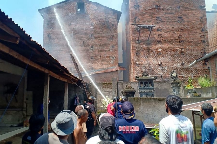 Rumah Pengepul Rongsokan Terbakar Api Sambar Pelinggih Di Pura Pajenengan Panji Balipost Com