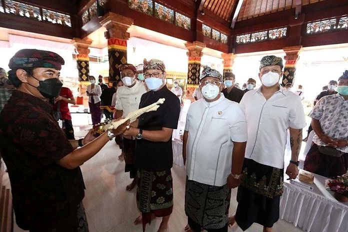 Wabup Suiasa Serahkan Bantuan Gong Semarandana Kepada Krama Banjar Adat Seminyak Kaja 1