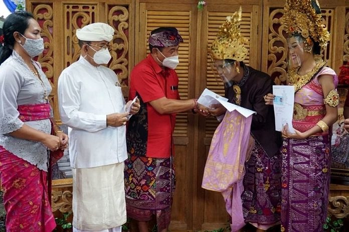 Dekatkan Pelayanan, Bupati Gede Dana Serahkan Langsung Akta Perkawinan 1