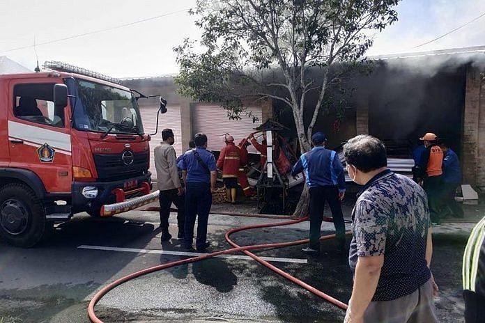 Kios Sarana Upacara Ludes Terbakar, Kerugian Puluhan Juta 1