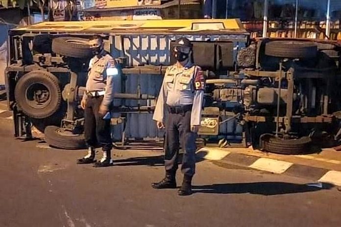 Tabrak Trotoar, Mobil Boks Terguling Kemudian Tabrak Motor 1