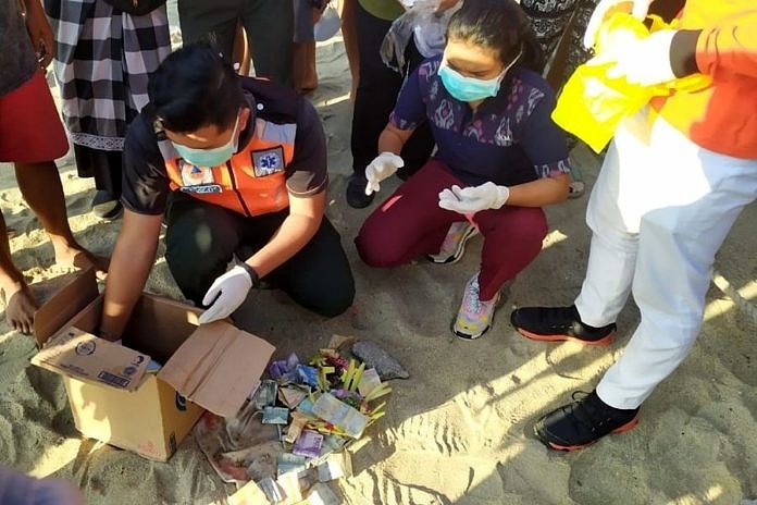 Bersih Bersih Pantai Di Sanur, Petugas DLHK Malah Temukan Ini 1