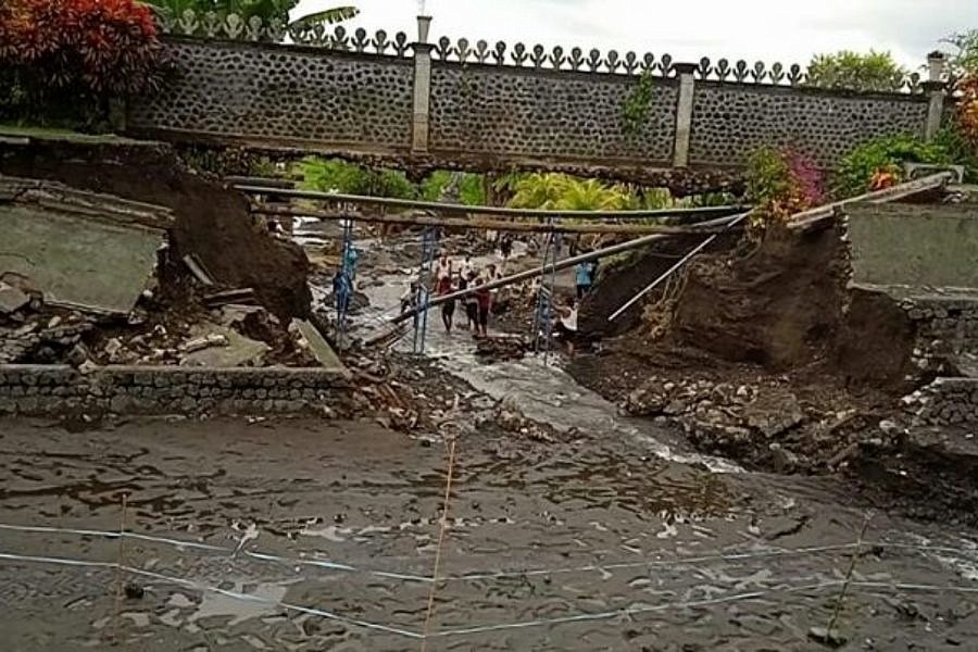 kolam ikan di tirta gangga jebol warga rebutan ikan kolam ikan di tirta gangga jebol warga rebutan ikan
