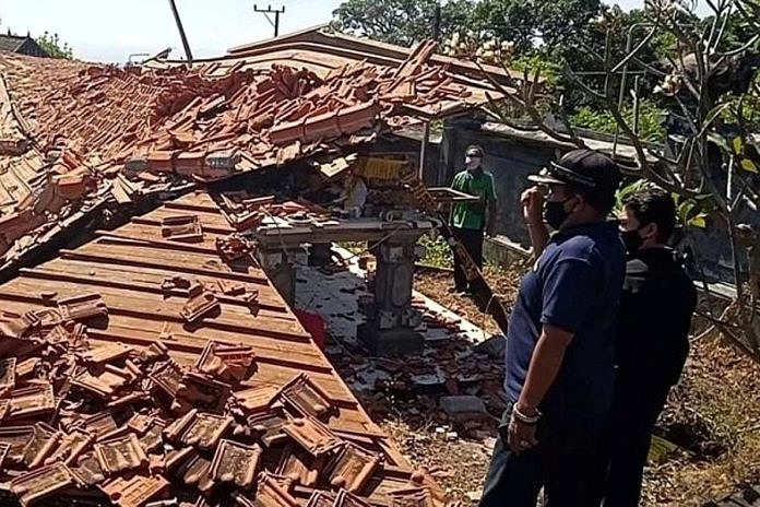 Diterpa Angin Kencang, Bale Panggungan Pura Puseh Kubu Juntal Roboh 1