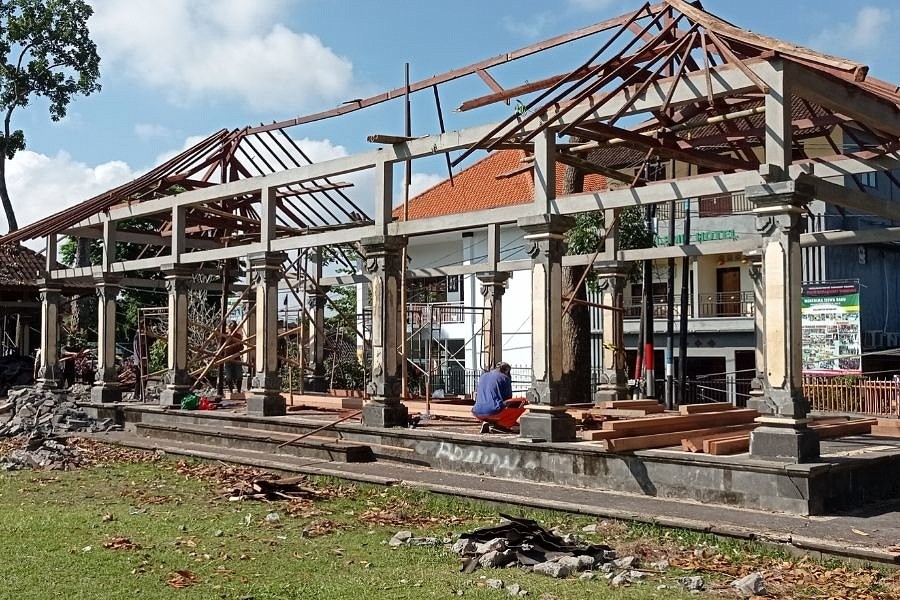 Gambar Tribun Lapangan Alit Saputra
