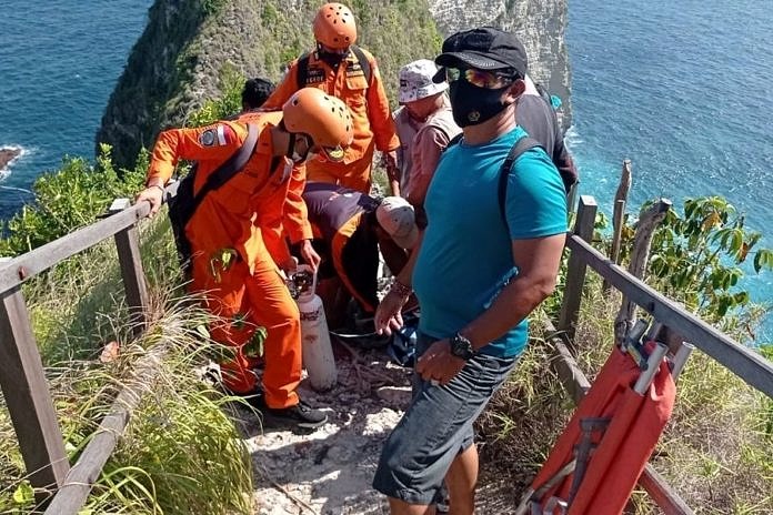 Kunjungi Pantai Klingking, Dua Wisatawan Terseret Ombak 1