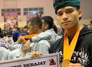Made Ardi Tampil Tanpa Beban