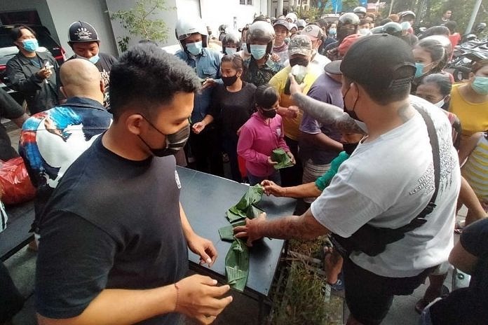 Tebarkan Virus Kebaikan, Ratusan Paket Sembako Dan Nasi Bungkus Dibagikan 1