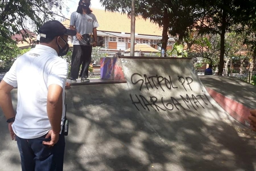 Wahana di Taman Lumintang Dicorat-coret Tulisan "Satpol PP Harga Mati