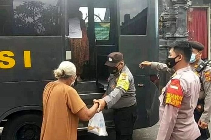 Para Lansia Dilayani Jemput Ke Rumah Untuk Dapatkan Vaksin 1