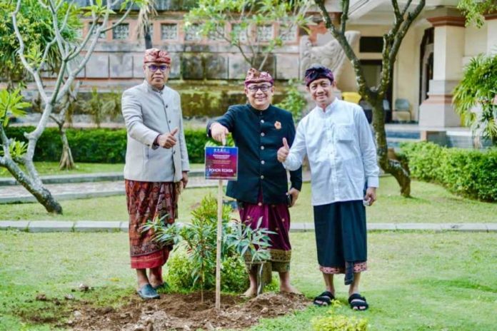 Maknai Purnama Sidhi Sasih Kalima, ISI Denpasar Tanam Pohon Langka 1