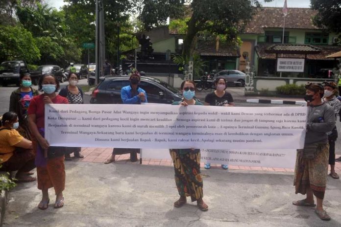 Pedagang Bunga Terminal Wangaya Gelar Aksi Di DPRD Denpasar 1