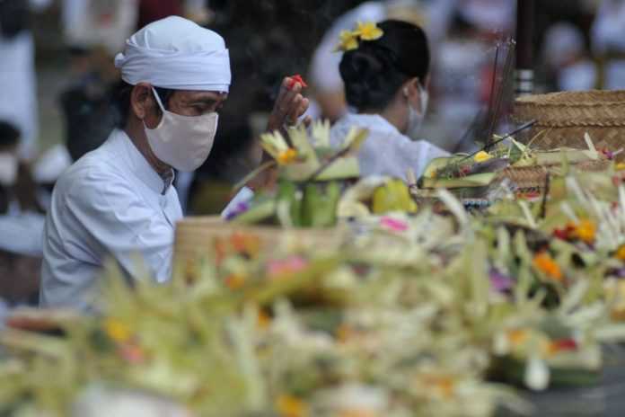 Hindari Kerumunan, Sembahyang Galungan Bergiliran