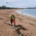 Sampah Kiriman Hiasi Bibir Pantai Mengiat