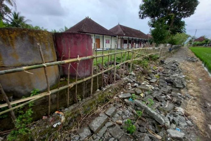 Banjir Rusak Pagar SD Negeri 9 Penyaringan, 1