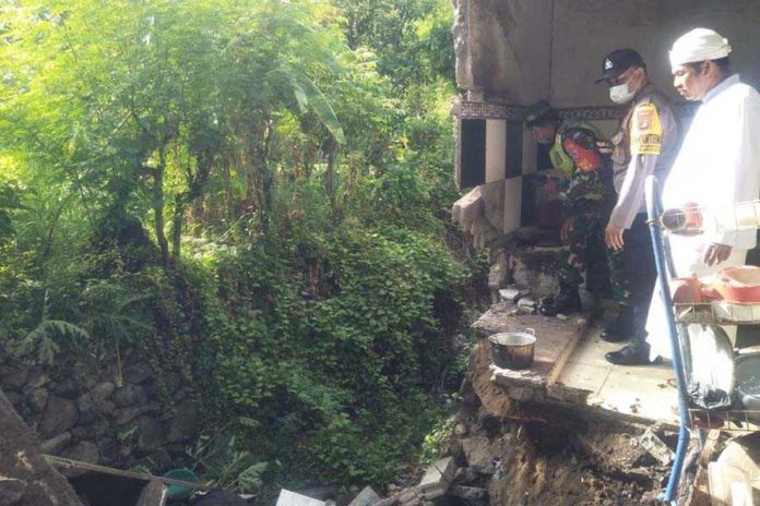 Diguyur Hujan Deras, Bangunan Dapur Dan Kamar Mandi Roboh 1
