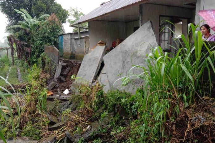 Diguyur Hujan, Tembok Rumah Dan Penyengker Roboh 1
