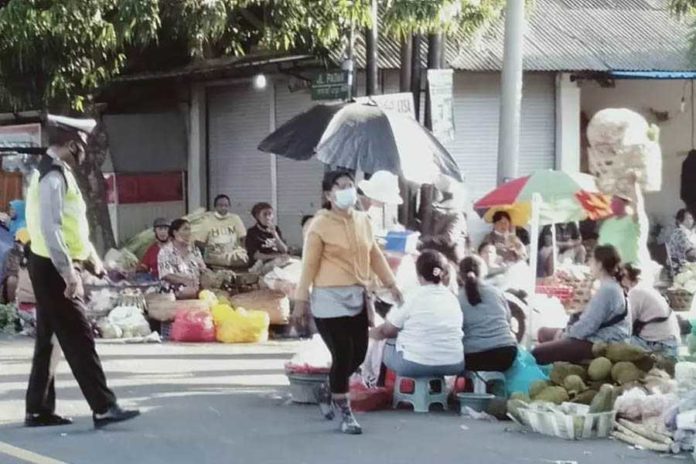 Jelang Hari Raya Galungan, Polsek Sukawati Imbau Prokes Di Pasar Pagi 1