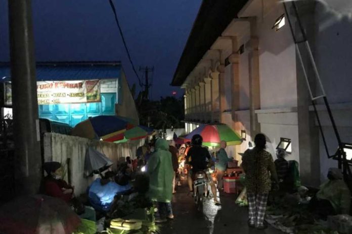Pedagang Di Depan Kantor MPP Karangasem Dipindah 1