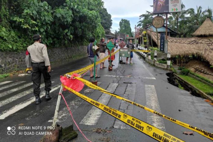 Perlu Tambahan Saluran Air Di Sebelah Lokasi Longsoran Di Ceking 1
