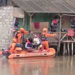 Lima Warga Terjebak Banjir di Legian