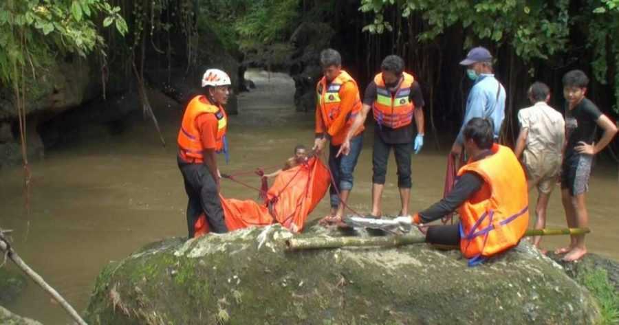 Mayat Perempuan Tanpa Busana Ditemukan di Sungai Wos