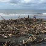 Pantai Berawa Dikepung Sampah Kiriman