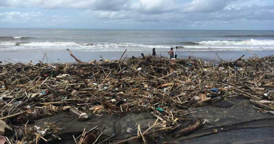 Pantai Berawa Dikepung Sampah Kiriman