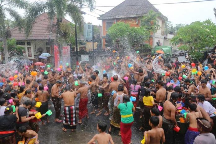 Desa Adat Suwat Gelar Festival Air 1