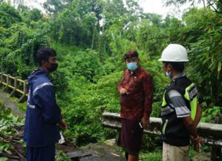 Senderan Jembatan Dusun Pau-Beneng Jebol, Wabup Kasta Minta Warga Tetap Waspada