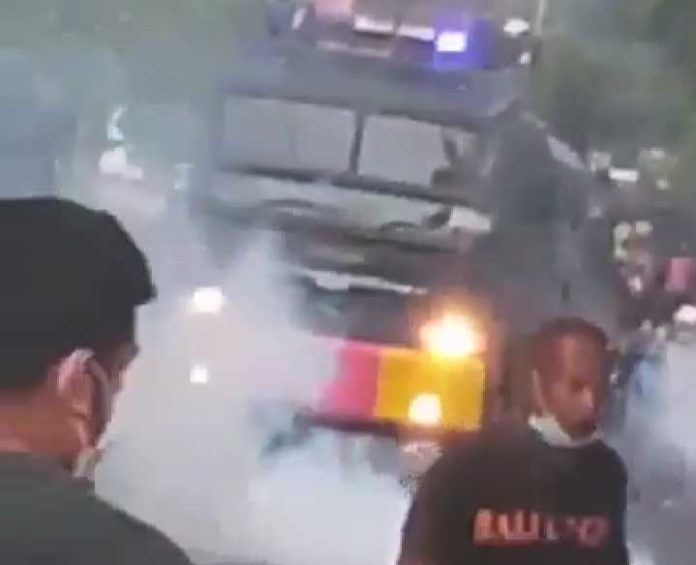 Amankan ODGJ Ngamuk, Polisi Kerahkan Water Cannon Dan Tembakan Gas Air Mata 1