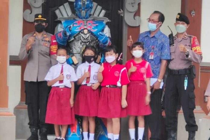 Transformer Ramaikan Vaksinasi Anak Di Selemadeg Timur 1