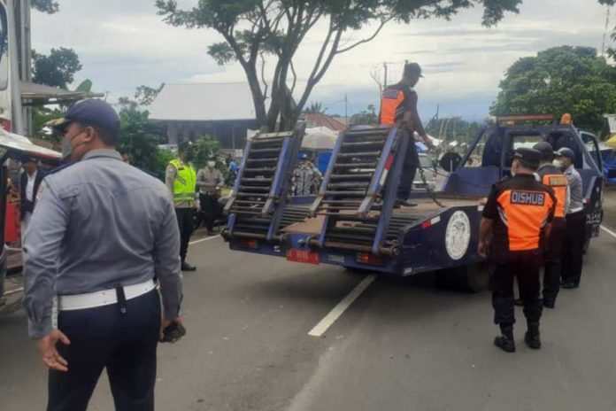 IBTK, Mobil Derek Dishub Denpasar Disiagakan Di Pura Besakih 1