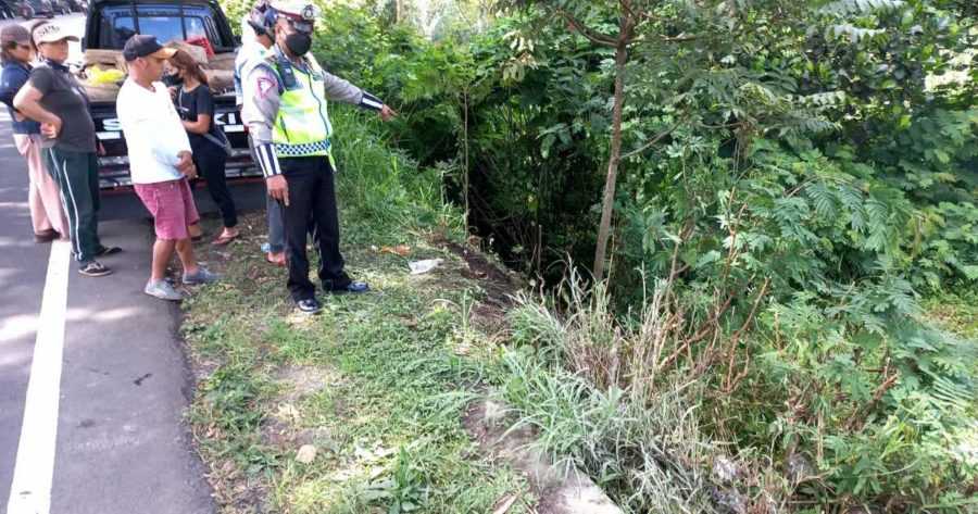 Hilang Kendali, Ford Fiesta Terperosok ke Jurang