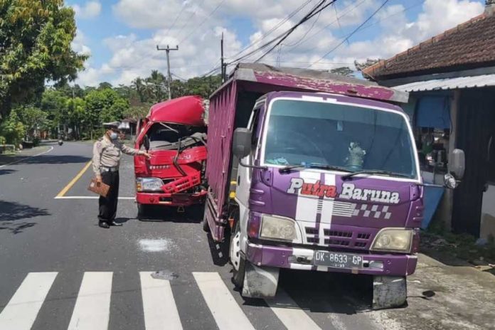 Angkutan Umum Denpasar Singaraja Tabrak Pantat Truk, Penumpang Luka Luka 1