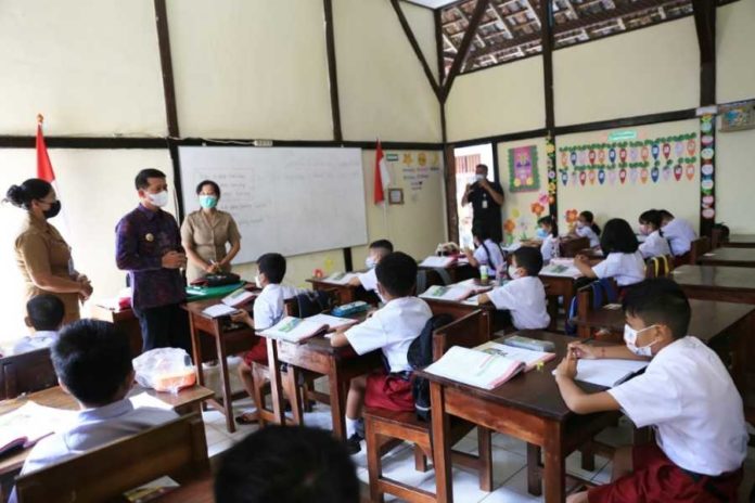 Bupati Suwirta : Semoga PTM Terus Berlanjut Dan Tetap Ikuti Prokes 1