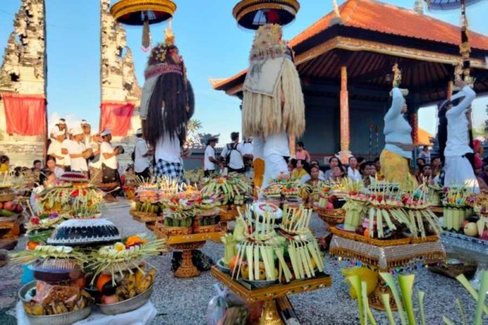 Desa Adat Sebunibus Gelar Meprani 1