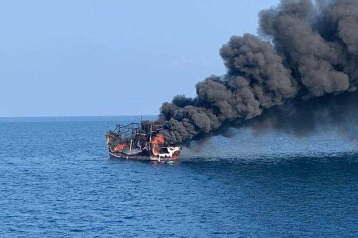 KRI Teuku Umar 385 Tolong Awak KM Angke Jaya 2 Yang Terbakar 1