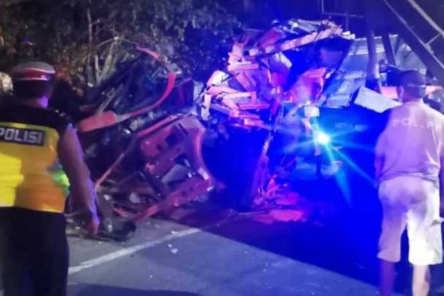 Tronton Berbuatan Keramik Hantam Pemotor, Dua Tewas