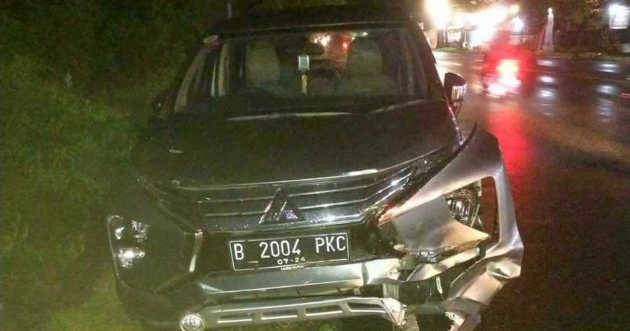 Mobil Wisatawan Tabrak Median Jalan di Gilimanuk