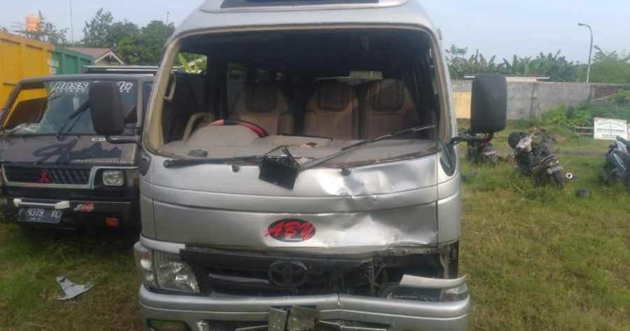 Pengendara Motor Tewas Ditabrak Minibus