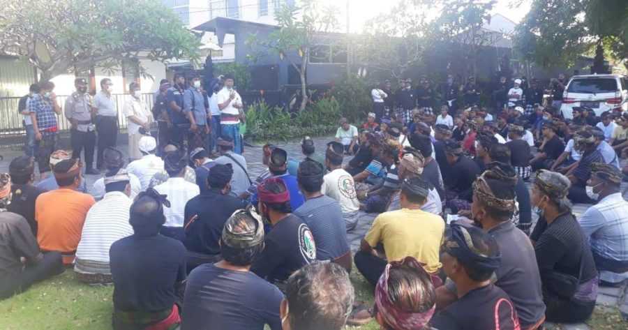 Ratusan Warga Adat Segel Kantor Desa Adat Renon