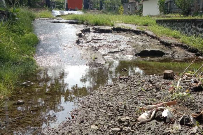 Akibat Tergerus Luapan Air Sungai, Kerusakan Jalan Di GOR Gunung Agung Kian Rusak Parah 1